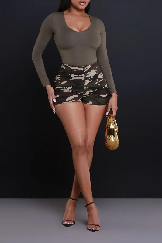 ace-high-waist-stretchy-shorts-dark-camo